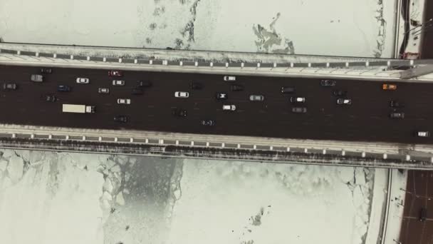 Kabelové automobilové mosty v zimě na pozadí zamrzlé řeky — Stock video