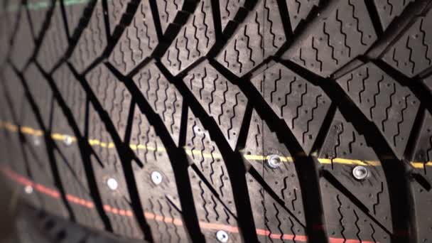 Loopvlak van nieuwe winter bezaaid rubber wiel, close-up — Stockvideo