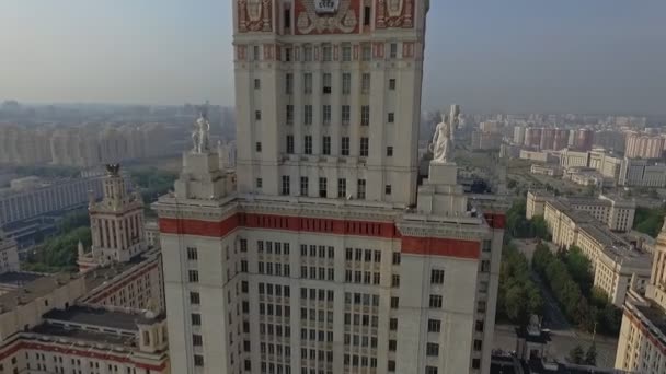 Las estatuas están en la fachada del edificio principal de la Universidad Estatal de Moscú — Vídeos de Stock