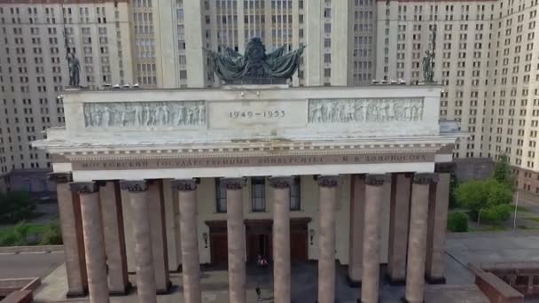 Colonne e facciata dell'ingresso principale all'università statale di Mosca — Video Stock