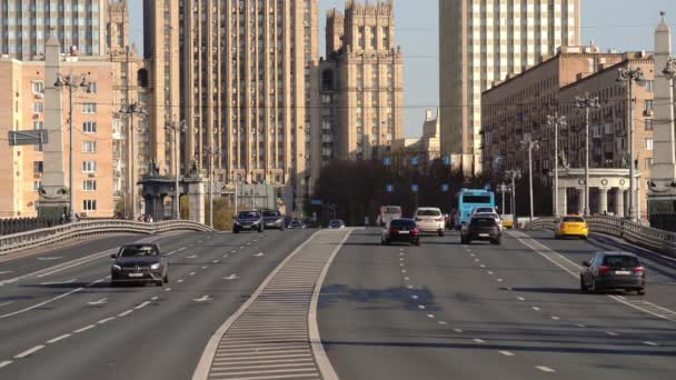 Tung trafik med bilar som passerar bron under dagen — Stockvideo