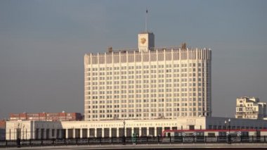 Rus hükümetinin ana binası köprüdeki metro istasyonunda.