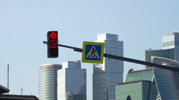 在商务中心的背景下转换现代交通信号灯 — 图库视频影像