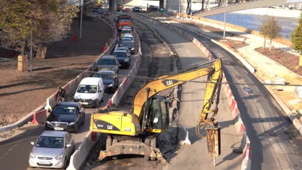 Ingorgo enorme traffico a causa di riparazioni stradali. gli escavatori della strada — Video Stock