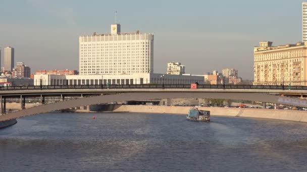 Budynek główny rządu rosyjskiego, statek i metro powierzchniowe — Wideo stockowe