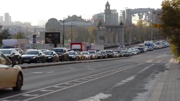 Los coches que salen del puente entran en un atasco de tráfico denso — Vídeo de stock