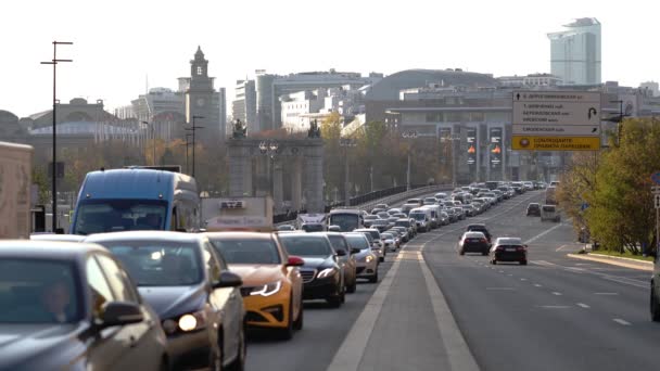 Mobil meninggalkan jembatan masuk ke kemacetan lalu lintas padat — Stok Video