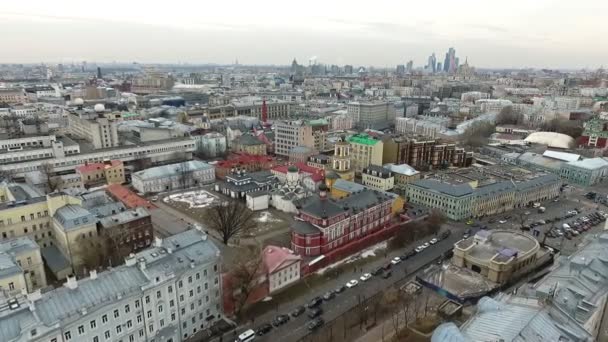 Algemeen zicht op het historische deel van Moskou in het vroege voorjaar. vanuit de lucht bekeken — Stockvideo