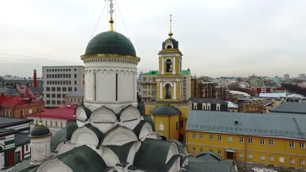 Algemeen zicht op het historische Moskou tegen de achtergrond van het zakencentrum — Stockvideo