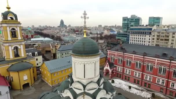Monasterio Vysoko-Petrovsky, histórico Moscú y centro de negocios — Vídeos de Stock