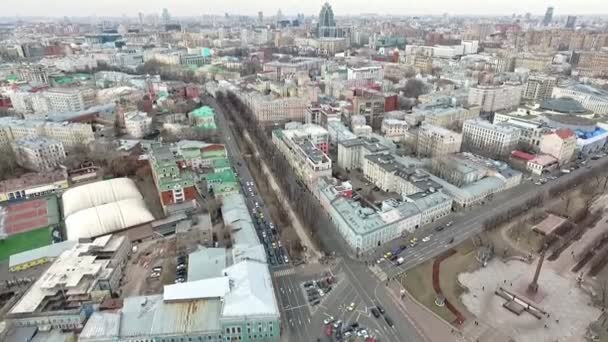 Vista general de la parte histórica de Moscú en el contexto del centro de negocios a principios de la primavera. ojo de ave — Vídeos de Stock