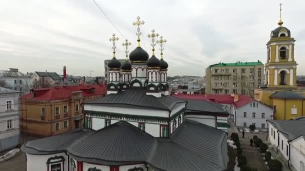 Általános kilátás a történelmi része Moszkva a kupolák és keresztek a Vysoko-Petrovsky kolostor, légi felvétel — Stock videók