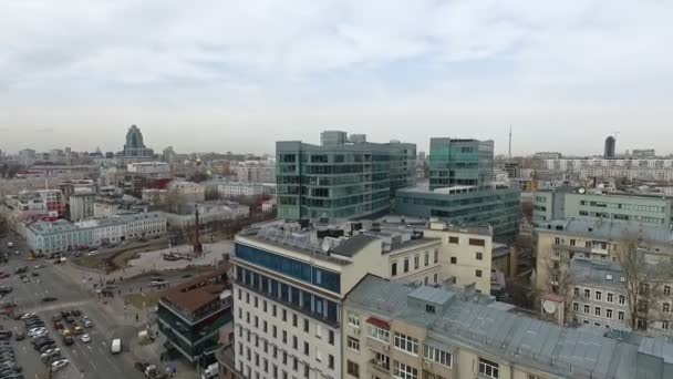 Monasterio de Vysoko-Petrovsky en el contexto de la histórica Moscú y el centro de negocios en primavera, vista aérea — Vídeos de Stock