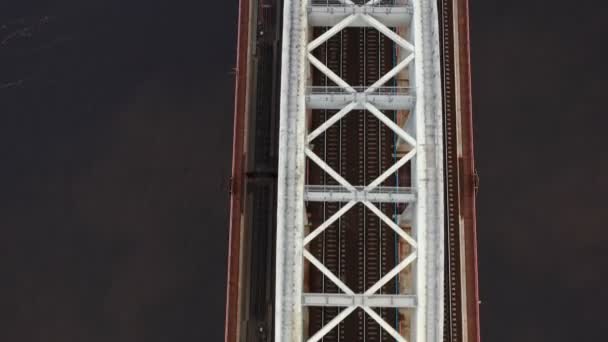 El tren de pasajeros pasa por el puente sobre el río. vista aérea, primer plano — Vídeos de Stock