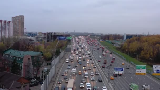 Moscou, Russie- Octobre 2020 : circulation dense dans un embouteillage sur le périphérique MKAD à Moscou dans la soirée à l'heure de pointe. vue aérienne — Video