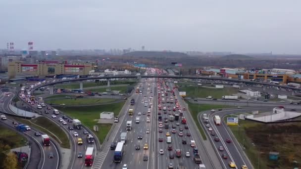 Moscou, Rússia- outubro 2020: tráfego pesado em um engarrafamento na estrada circular MKAD em Moscou à noite na hora de ponta. vista aérea — Vídeo de Stock