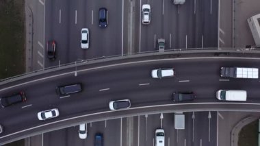 Moskova kavşağındaki trafik sıkışıklığında yoğun trafik vardı. Akşam trafiği yoğundu. hava görünümü