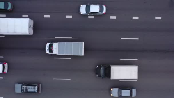 Circulation dense dans un embouteillage au carrefour périphérique de Moscou à Moscou dans la soirée pendant les heures de pointe. vue aérienne — Video