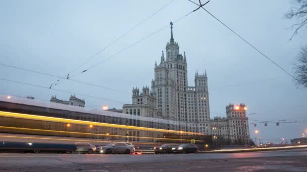 A casa mais famosa em Kotelnicheskaya aterro em Moscou de tarde. período de tempo — Vídeo de Stock