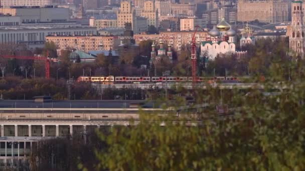 Σύγχρονο ηλεκτρικό επιβατικό τρένο κινείται στο κέντρο της Μόσχας στα τέλη του φθινοπώρου — Αρχείο Βίντεο