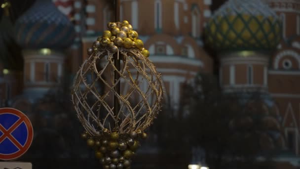 Une belle décoration de Noël sur un pilier près du Kremlin de Moscou la nuit. retiré des mains. 2020 — Video