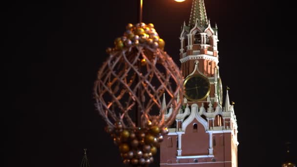 Belle décoration du Nouvel An sur un pilier sur le fond de la chapelle du Kremlin de Moscou la nuit. retiré des mains. 2020 — Video