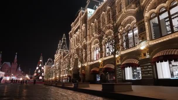 Moscou, Russie - Décembre 2020 : Nouvel An éclairant les rues de la ville, décorations lumineuses dans la nouvelle année, vues de vacances sur les rues du soir. dans le dark.ludi marcher dans les rues décorées — Video