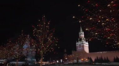 Gece Moskova Kremlin 'inin arka planında bir ağacın üzerindeki parlak yeni yıl süslemeleri. Elden çıkarıldı. 2020. Oyuncak bebek kamerası.