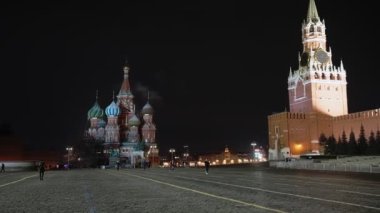 MOSCOW, RUSSIA Aralık 2020: Yeni yıl tatilinin arifesinde gece