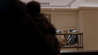 Moskova, Rusya - Aralık 2020: Akşam vakti BURBERRY marka giyim mağazasının parlak vitrini