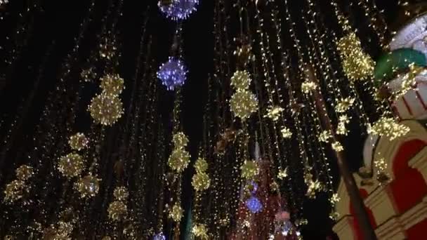 Красивые рождественские украшения на фоне Московского Кремля ночью. 2020 год. Камера-тележка — стоковое видео