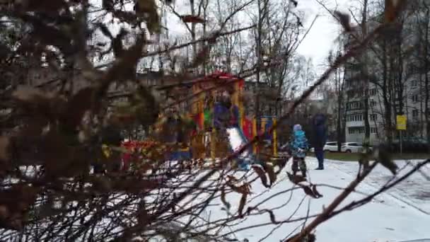 Москва, Росія, 2020 - діти граються на ігровому майданчику взимку. вийняті з рук — стокове відео