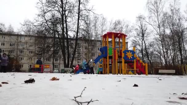 モスクワ、ロシア2020年12月:子供たちは冬に遊び場で遊んでいます。手を離して — ストック動画