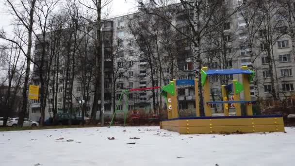Ein absolut menschenleerer Kinderspielplatz an einem kalten Wintertag. Den Händen entrissen — Stockvideo
