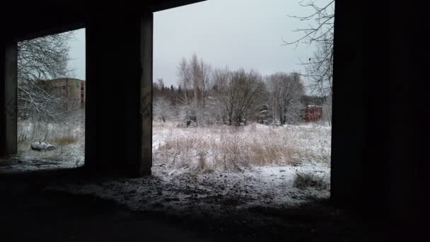 Un edificio abbandonato dai tempi dell'URSS in inverno in un luogo ricoperto di vegetazione. rimosso dalle mani — Video Stock