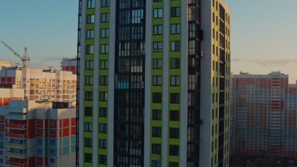 Új modern lakópark egy lakónegyedben reggel hajnalban, a téli nap fényében. Színes házak. légi felvétel — Stock videók