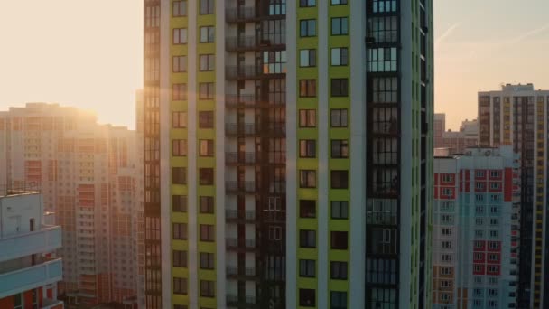 Novo complexo residencial moderno em uma área residencial pela manhã ao amanhecer contra o pano de fundo do sol brilhante no inverno. casas coloridas. vista aérea — Vídeo de Stock