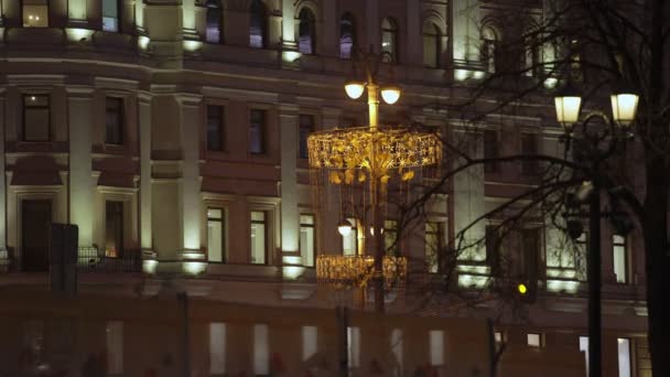 2020年莫斯科夜晚城市灯柱上的新年装饰品 — 图库视频影像