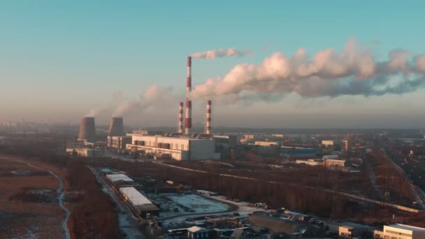 Processo de cogeração ao pôr-do-sol, central térmica e eléctrica combinada. Vista aérea. Plano geral. — Vídeo de Stock