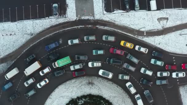 Atasco de tráfico en una rotonda en invierno. vista aérea. — Vídeos de Stock