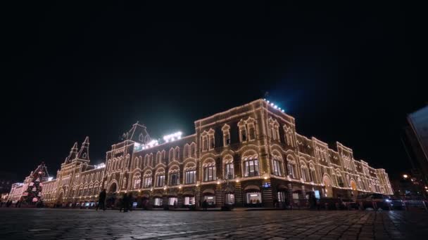 Moskou, een prachtig historisch gebouw van de GUM winkel op het Rode Plein, winternacht, Rusland. 4K. poppetje shot camera — Stockvideo