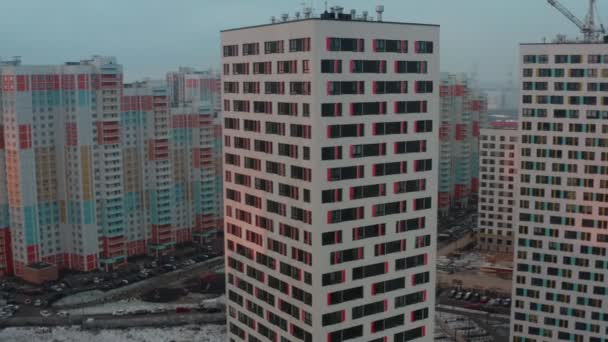 Novo complexo residencial moderno em uma área residencial pela manhã ao amanhecer contra o pano de fundo do sol brilhante no inverno. casas coloridas. vista aérea — Vídeo de Stock