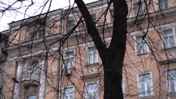 Фасад дома времен СССР, розовый в исторической части Москвы. Камера на тележке — стоковое видео