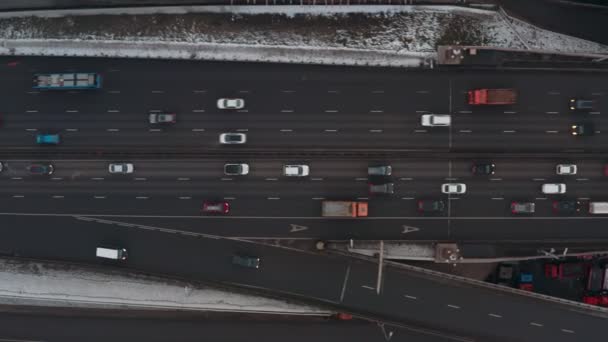 Diferite mașini care călătoresc de-a lungul pistei peste calea ferată intră într-un blocaj de trafic în timpul iernii, vedere aeriană — Videoclip de stoc