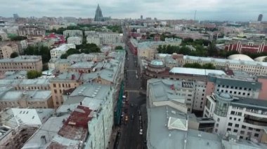 Moskova 'nın tarihi kesiminin genel görünümü ile iş merkezinin arka planının ilkbaharın başları karşı karşıya olması. Kuşgözü.