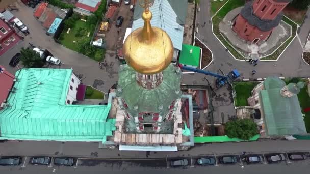 O processo de restauração da torre sineira de um mosteiro antigo na parte histórica de Moscou. vista aérea — Vídeo de Stock