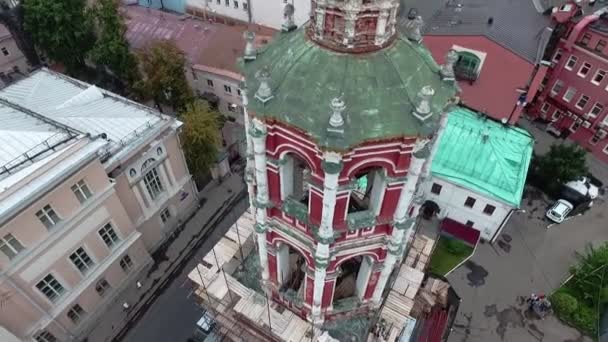 El proceso de restauración del campanario de un antiguo monasterio en la parte histórica de Moscú. vista aérea — Vídeo de stock