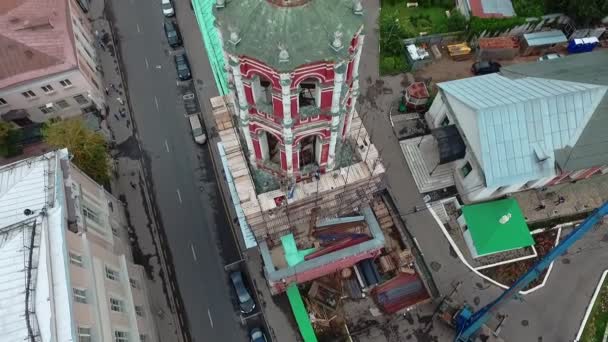 Proces renowacji dzwonnicy starożytnego klasztoru w historycznej części Moskwy. widok z powietrza — Wideo stockowe