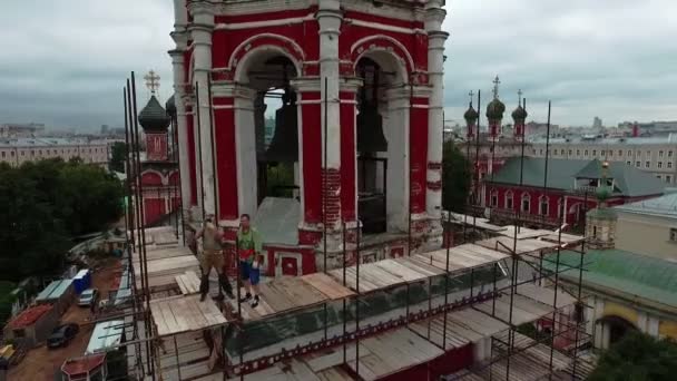 Процесс реставрации колокольни древнего монастыря в исторической части Москвы. вид с воздуха — стоковое видео