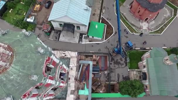 Egy ősi kolostor harangtorának helyreállítási folyamata Moszkva történelmi részén. légi felvétel — Stock videók